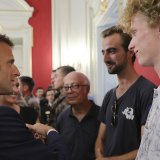 "Vous avez été formidables", a lancé le chef de l'Etat lors d'une cérémonie à Annecy qui lui a permis de dire "sa gratitude et sa fierté" aux policiers, pompiers, soignants et témoins du drame qui ont tenté de s'interposer.